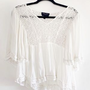 WHITE BELLE SLEEVE CROTCHET BLOUSE SIZE SMALL